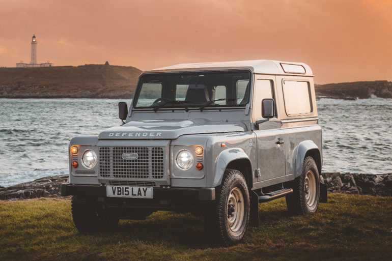 世界限定30台！ランドローバーが5.0ℓ、V8ガソリンエンジンを搭載した特別仕様車「CLASSIC DEFENDER WORKS V8 ISLAY EDITION」を発売