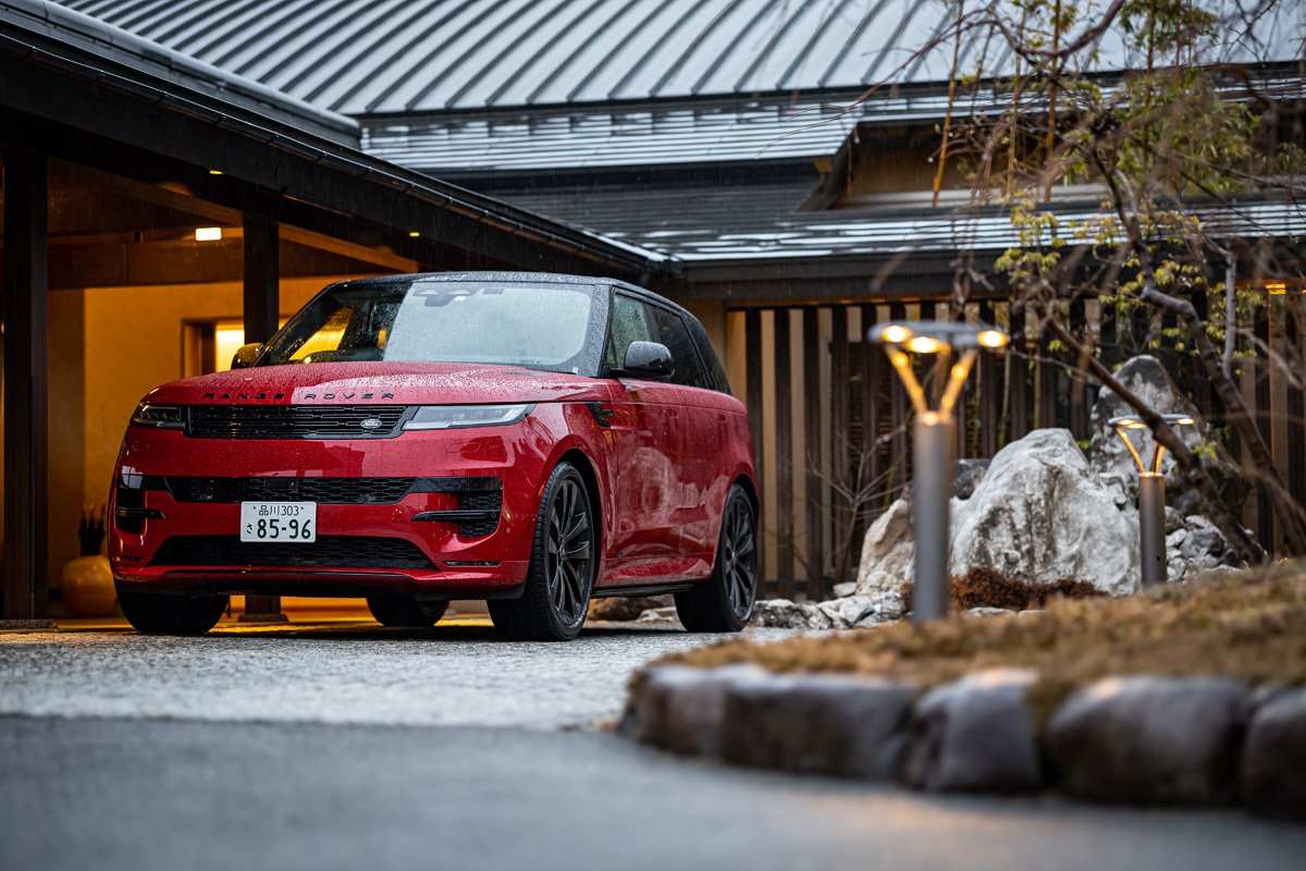 ボディサイズを感じさせないほど俊敏な走りが楽しいランドローバーのスポーツSUV「レンジローバースポーツ オートバイオグラフィ D300」