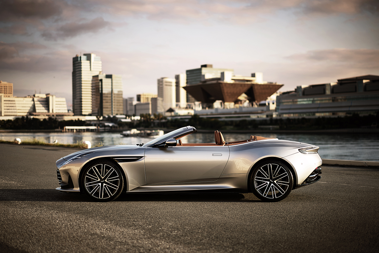 アストンマーティン「DB12 ヴォランテ」を英国流に乗りこなす | AQ