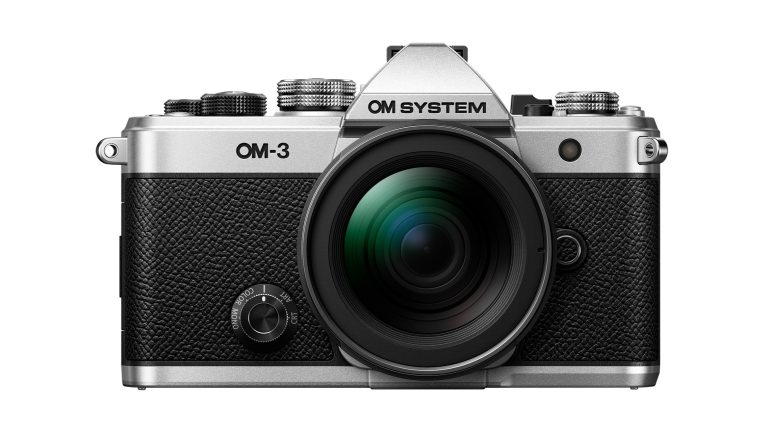 フラッグシップ並みの性能を詰め込んだOM SYSTEMの新型ミラーレス一眼カメラ「OM-3」