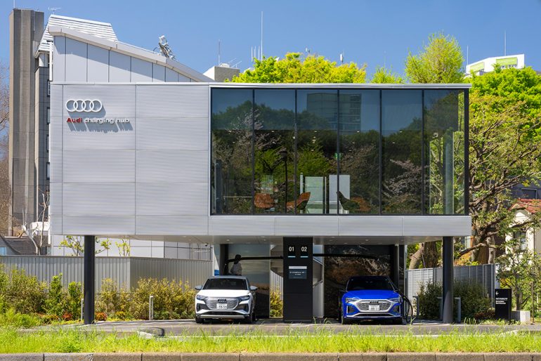 アウディがラウンジ併設型のEV充電施設「Audi charging hub芝公園」をオープン