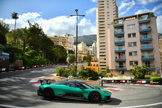 アストンマーティン「ヴァルハラ」がモナコ市街地コースで限界走行を披露