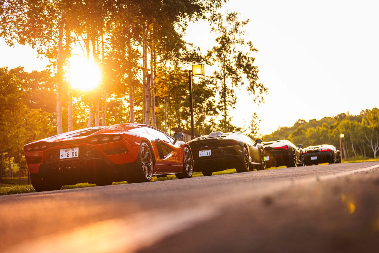 「Lamborghini Esperienza GIRO Japan 2025」に最新HPEV「Revuelto」を含むスーパースポーツカー23台が集結