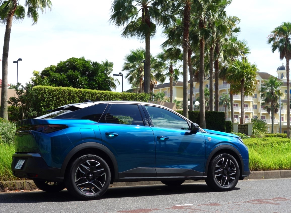 先進感たっぷりのインテリアでリビングのような居心地を堪能できるプジョーの新型クーペSUV「3008」