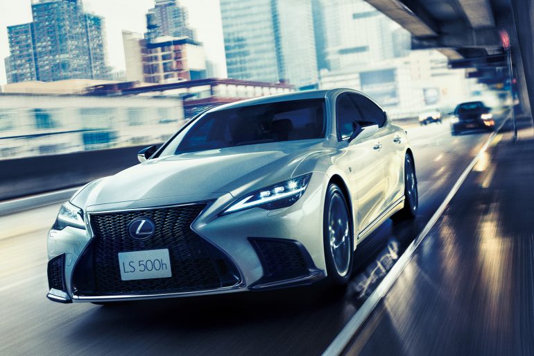 エクステリアのカラーリングが充実したレクサスのフラッグシップセダン「LS」