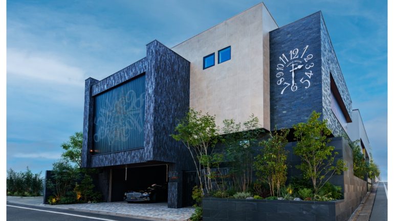 外壁にフランク ミュラーの巨大ビザン数字時計を配した8億円の邸宅が完成