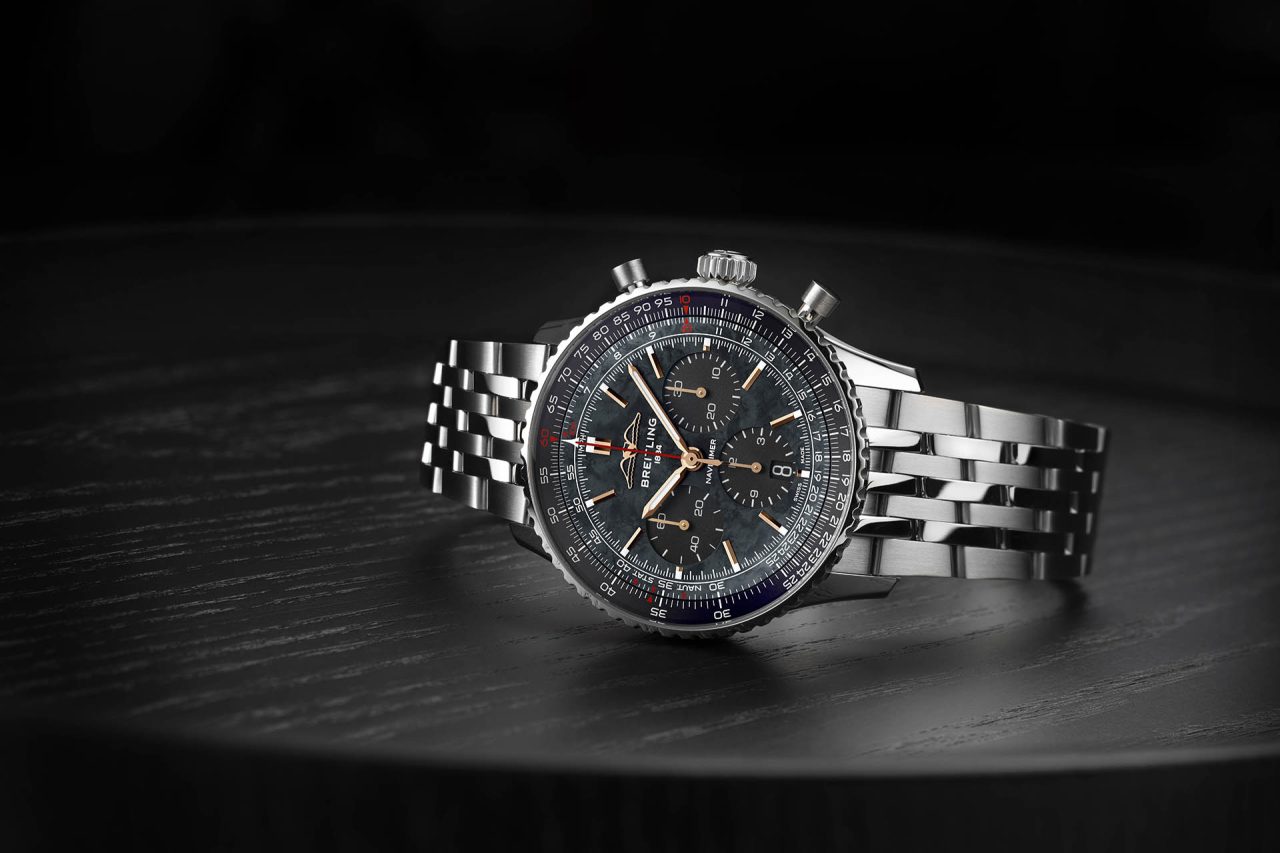 ブラックマザーオブパールが神秘的に煌めくブライトリングの「ナビタイマー」オールブラック仕様モデル