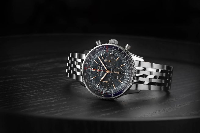 ブラックマザーオブパールが神秘的に煌めくブライトリングの「ナビタイマー」オールブラック仕様モデル