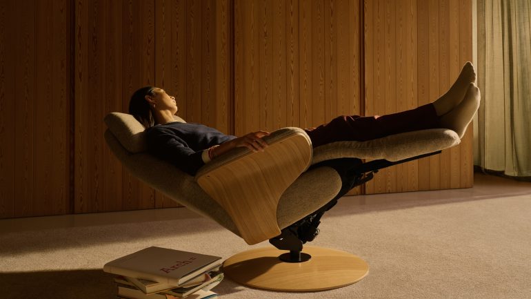 足を心臓より高いポジションにキープできる電動リクライニングチェア「ストレスレス アダム」