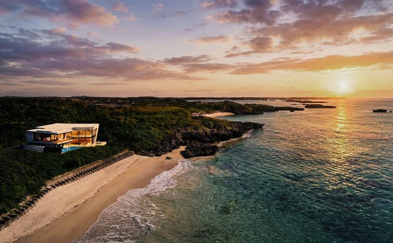 ミヤコブルーを独占できる白亜の別荘「UMITO 宮古島 サンセットビーチ」が2027年秋に開業