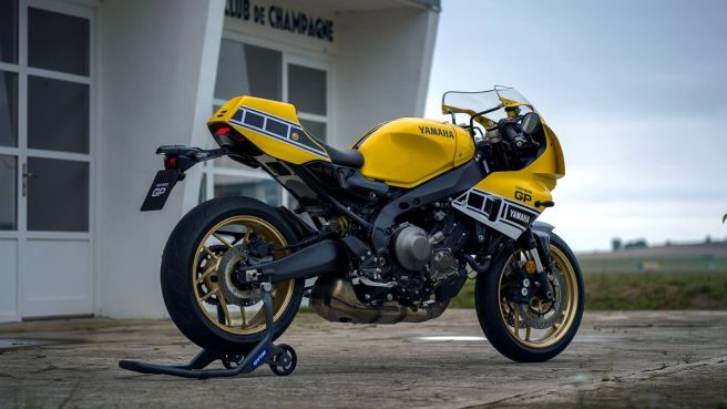 レーシングスピリッツの象徴イエローが新鮮なヤマハのスポーツヘリテージモデル「XSR900 GP ABS」