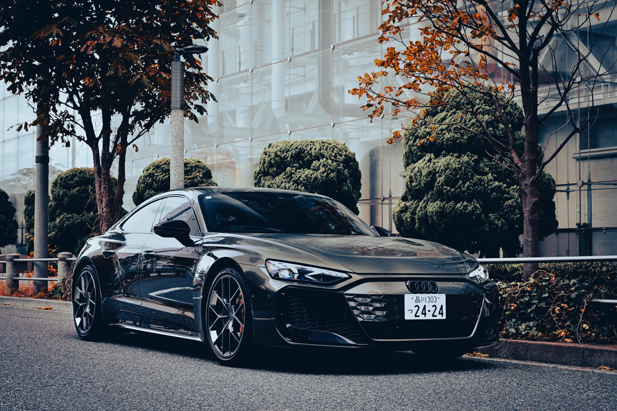 近未来へと駆け抜けるアウディ「RS e-tron GTパフォーマンス」の革新性