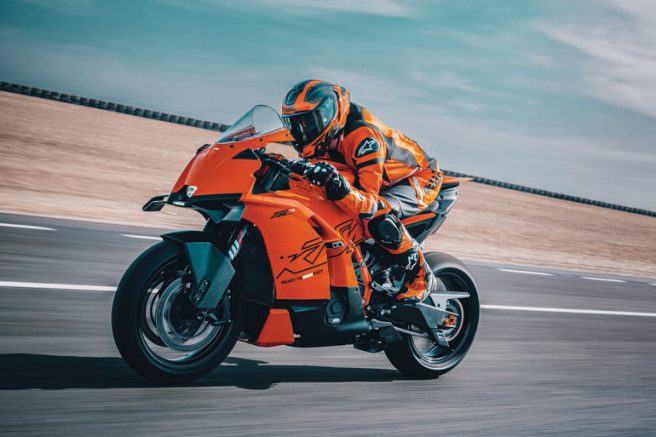 MotoGPの技術を投入したKTMの新型スーパースポーツ「990 RC R」