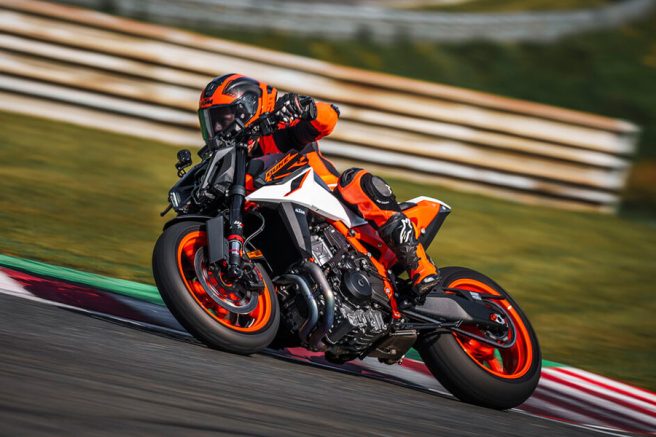KTMが「990 DUKE」のパフオーマンスと足回りを強化した新型スポーツモデルを発売