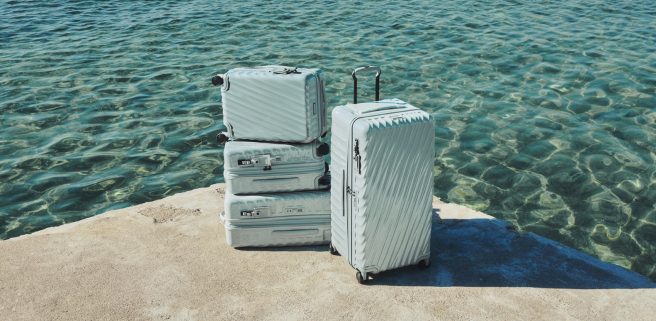 地中海の鮮やかな色彩と旅の高揚感を詰め込んだTUMIの「メディテレーニアン エスケープ」コレクション