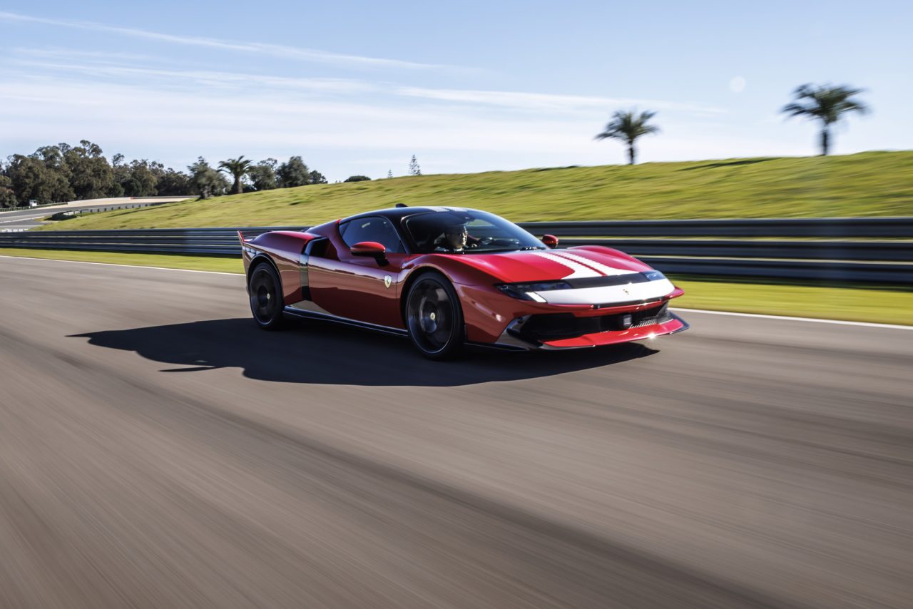 ヴェールを脱いだフェラーリのPHEVスーパースポーツ「849テスタロッサ」とその真価
