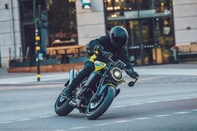 ビビッドなカフェレーサースタイルがクールなHusqvarnaのネイキッドモデル「Vitpilen 801」