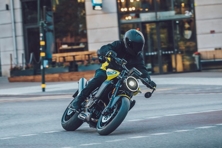 ビビッドなカフェレーサースタイルがクールなHusqvarnaのネイキッドモデル「Vitpilen 801」