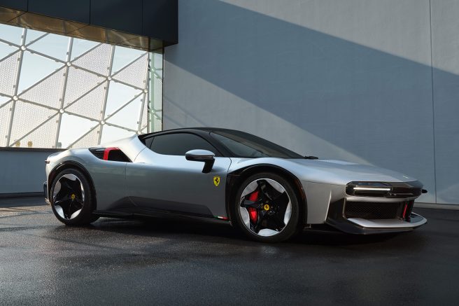 フェラーリ「SF9O Stradale」をベースにした先鋭的なワンオフモデル「CZ26」