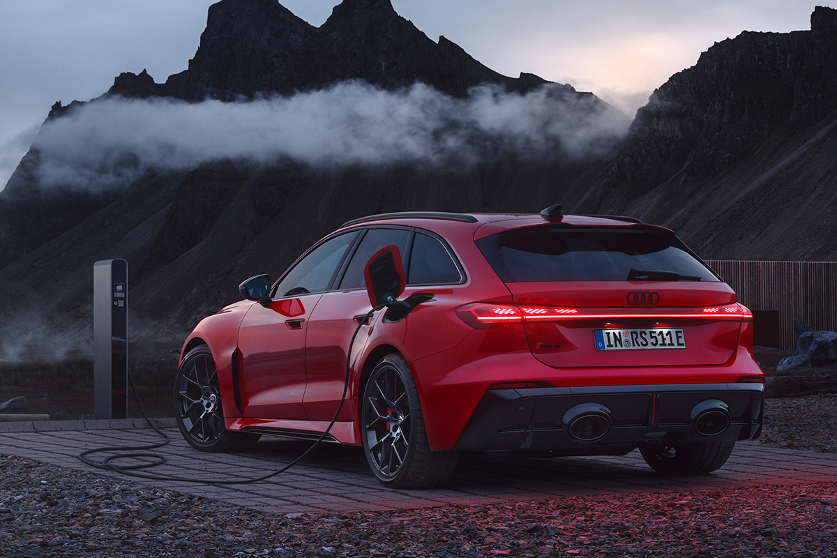 最高出力639PS、最大トルクは825Nm！アウディが新型PHEV「RS 5」と「RS 5 Avant」を発売